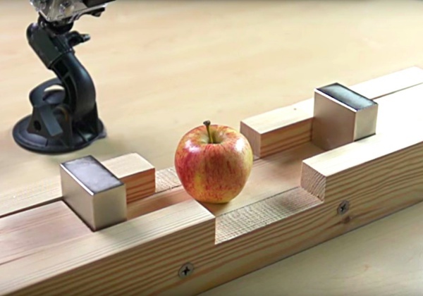 Pokus: Dva neodýmové magnety a jablko.