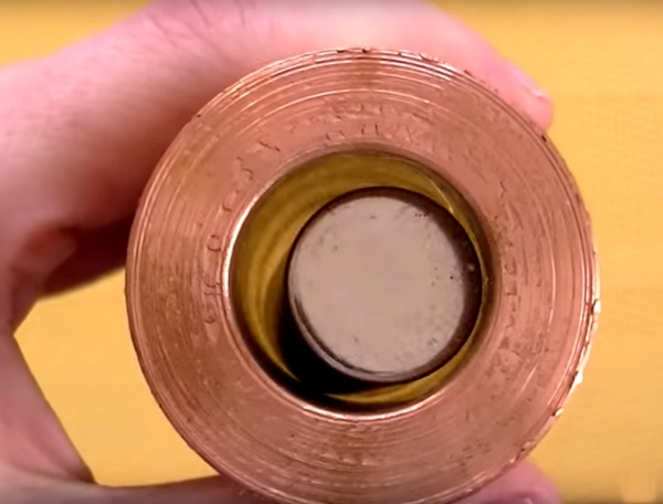 Pokus: Neodýmový magnet v medenej rúrke.
