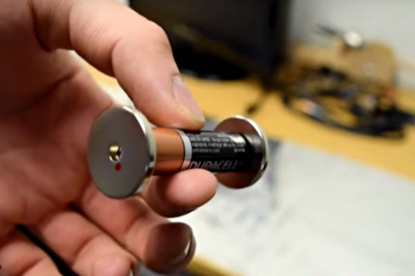 AA tužková batéria + neodýmové magnety = autíčko. Vyrobte si ho