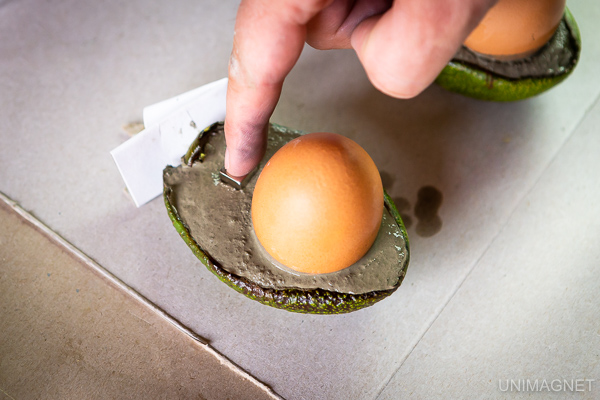 Výroba betónového stojančeka na vajcia s magnetom.