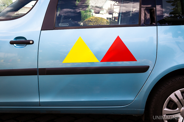 Bezpečnostné trojuholníky na auto z magnetickej fólie.