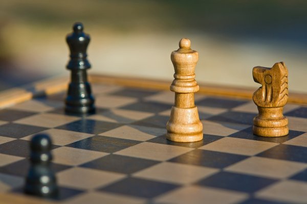 Zasúťažte si s kamarátmi – zahrajte si magnetický šach na stene