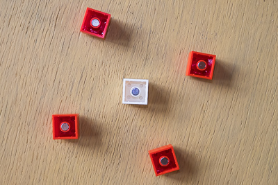 Vytvorte si farebné LEGO magnetky na chladničku.